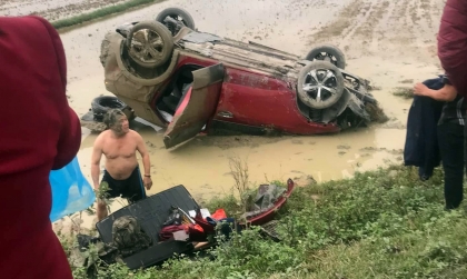 Ảnh TNGT: Peugeot 3008 BKS 37A 78913 lật ngửa dưới ruộng với đầu xe vỡ nát