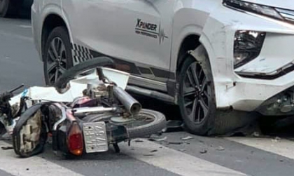 Ảnh TNGT: Va chạm với xe máy, Mitsubishi Xpander BKS 89A 19699 vỡ tan cản trước