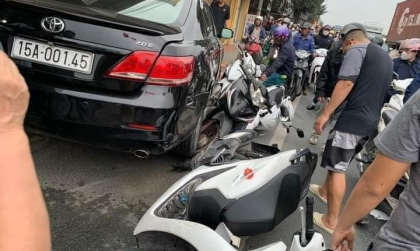 Ảnh TNGT: Toyota Camry BKS 15A 00145 lao lề trái, đâm hàng loạt xe máy trước khi gãy càng