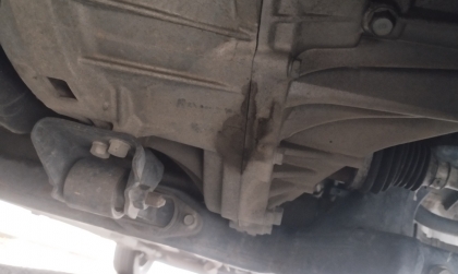 Xin tư vấn xe i10 bị ướt gầm cục máy?