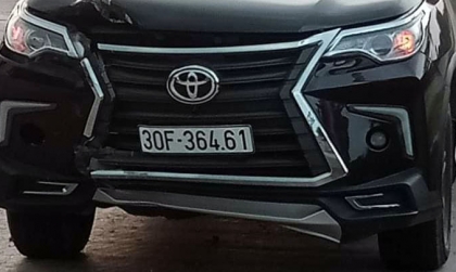 Ảnh TNGT: Lái xe không tập trung, tài xế Toyota Fortuner đâm bẹp đuôi KIA Morning