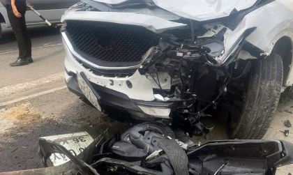 Ảnh TNGT: Mazda CX-5 51K 75352 đâm xe máy, hạ gục cột mốc vì tài xế không làm chủ tốc độ