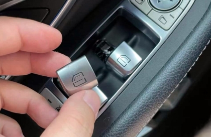 Xin cách xử lý Mercedes GLC rơi nút bấm cửa?