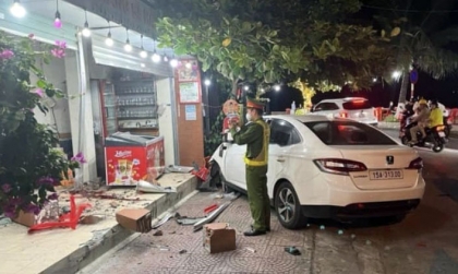 Ảnh TNGT: Luxgen U6 lao vỉa hè, đâm trọng thương người dân