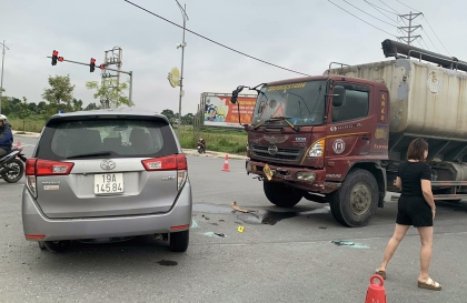 Ảnh TNGT: Toyota Innova bị đâm bẹp toàn bộ phần hông, xẹp cả hai lốp nhưng không thấy dấu hiệu của túi khí