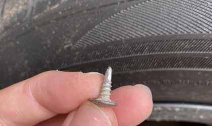 Lốp Accent bị đinh nhưng không giảm áp suất thì có đi được tiếp không?