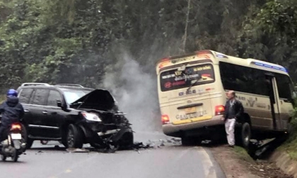 Ảnh TNGT: Đổ đèo, Lexus LX 570 20A 65692 ủn tung xe khách xuống mương thoát nước