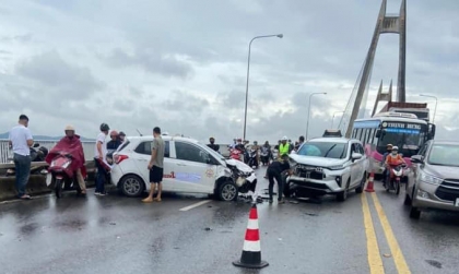 Ảnh TNGT: Toyota Veloz 15K 04516 đấu đầu Hyundai Grand i10