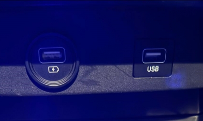 Grand i10 có giải pháp nào để thêm tẩu sạc nhanh không?