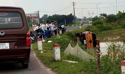 Ảnh TNGT: Vào cua hỏng, Ford Ranger hạ cánh xuống ao nhưng vẫn đủ sức lật nghiêng xe máy xúc