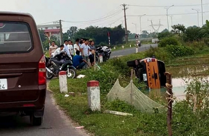 Ảnh TNGT: Vào cua hỏng, Ford Ranger hạ cánh xuống ao nhưng vẫn đủ sức lật nghiêng xe máy xúc