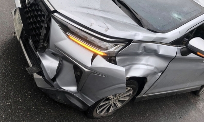 Ảnh TNGT: Toyota Veloz bị học sinh đi xe máy đâm móp đầu xe