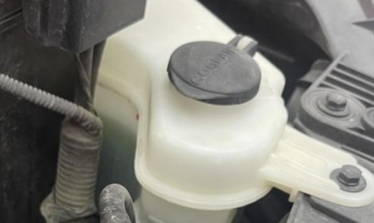 Nước làm mát của Grand i10 hao thế này có đúng không ạ?