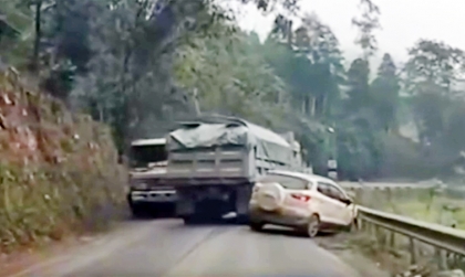 Clip TNGT: Ford Ecosport bị xe tải cỡ lớn đâm suýt xuống ruộng vì tài xế xe tải lái ẩu