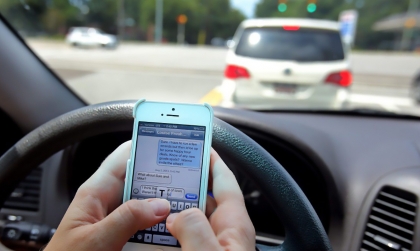 Mức phạt lái ô tô mà dùng tay sử dụng điện thoại