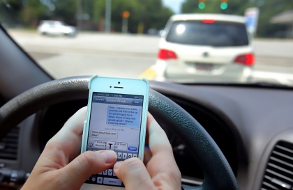 Mức phạt lái ô tô mà dùng tay sử dụng điện thoại