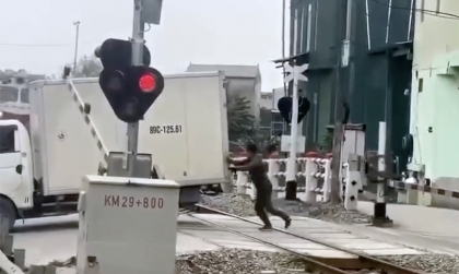 Clip TNGT: Tài xế xe tải lao xuống ủn xe qua đường sắt khi tàu hoả lao đến