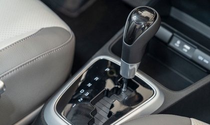 Kia Soluto vào số lùi có tiếng tít tít là do đâu?