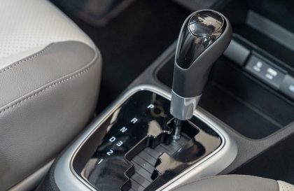Kia Soluto vào số lùi có tiếng tít tít là do đâu?