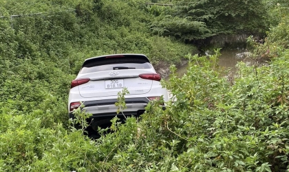 Ảnh TNGT: Hyundai Santa Fe BKS 30G 81818 mất lái lao thẳng xuống mương