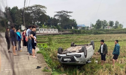 Clip TNGT: Tài xế Hyundai Grand i10 BKS 20A 25314 vào cua hỏng, lật ngửa xuống ruộng