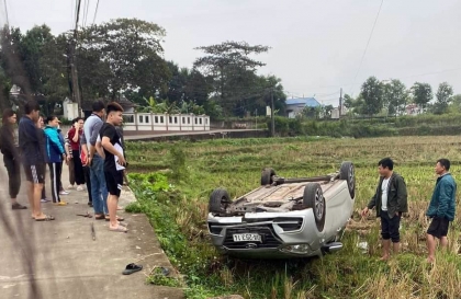 Clip TNGT: Tài xế Hyundai Grand i10 BKS 20A 25314 vào cua hỏng, lật ngửa xuống ruộng