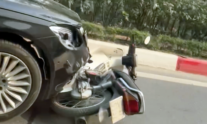 Ảnh TNGT: Mercedes-Benz S450 đâm xe máy, tụt cản trước, vỡ đèn pha