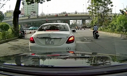 Ý thức Giao thông: Clip Mercedes-Benz C-lass BKS 30F 93235 thản nhiên dừng giữa đường tránh nắng