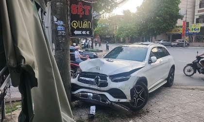 Ảnh TNGT: Mercedes-Benz GLC bung túi khí khi đọ sức cùng cột điện