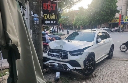 Ảnh TNGT: Mercedes-Benz GLC bung túi khí khi đọ sức cùng cột điện