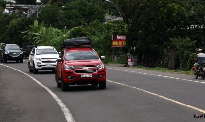 Mức phạt cho ô tô chuyển làn không xi-nhan