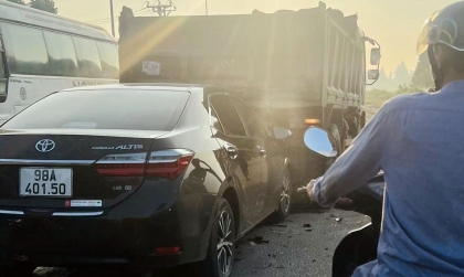 Ảnh TNGT: Toyota Altis phóng tốc độ cao, chui tọt gầm xe tải