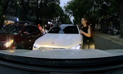 Clip VHGT: Lấn làn không được, nữ tài xế vứt luôn Mercedes giữa đường mặc kệ làn xe ngược chiều