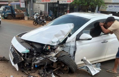 Ảnh TNGT: Hyundai Accent gặp nạn nát đầu, gãy càng trước