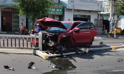 Ảnh TNGT: Ford Territory BKS 66A 21457 gãy rời bánh trước, nát đầu trước khi đâm vào dải phân cách