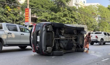 Ảnh TNGT: Đấu đầu xe tải, Honda CR-V lật nghiêng giữa đường