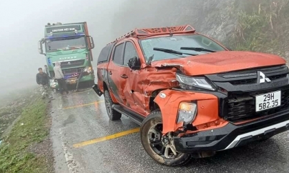 Ảnh TNGT: Mitsubishi Triton 29H 58235 vỡ nát vì đâm xe tải, nghi tốc độ cao và tầm nhìn hạn chế
