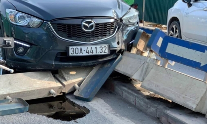 Ảnh TNGT: Mazda CX-5 BKS 30A 44132 lao dải phân cách, đâm cả chục mét rào cứng