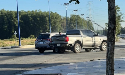 Ảnh TNGT: Ford Ranger 34C 36130 bắt nạt, đọ độ cứng cùng Toyota Veloz