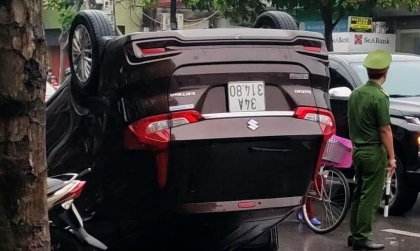 Ảnh TNGT: Suzuki Ertiga làm điều không tưởng – lật ngửa giữa phố đông