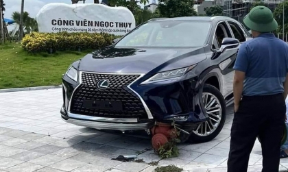 Ảnh TNGT: Lexus RX350 đâm gục trụ nước cứu hoả