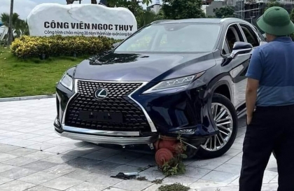 Ảnh TNGT: Lexus RX350 đâm gục trụ nước cứu hoả