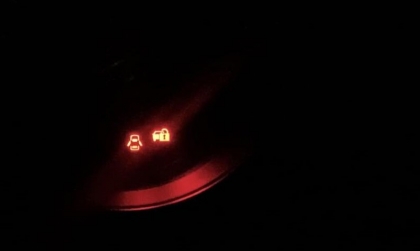 Mazda3 hiện biểu tượng này trên đồng hồ là bị sao ạ?