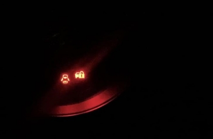 Mazda3 hiện biểu tượng này trên đồng hồ là bị sao ạ?