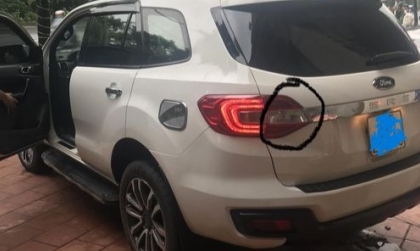 Đèn hậu chỗ này của Everest có sáng không?