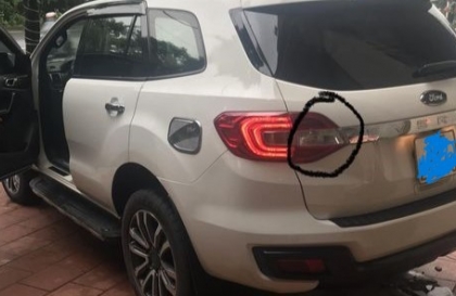 Đèn hậu chỗ này của Everest có sáng không?