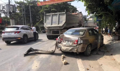 Ảnh TNGT: Dừng đèn đỏ, Toyota Altis bị 