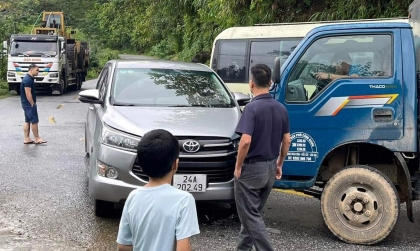 Ảnh TNGT: Toyota Innova lĩnh đủ vì vượt ẩu ở khúc cua