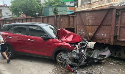 Clip TNGT: Đỗ xe không quan sát, Hyundai Creta BKS 30K 20065 bị tầu hoả đâm nát đầu xe