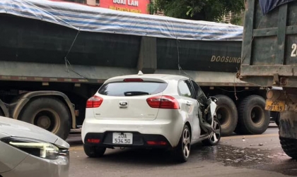 Ảnh TNGT: Gây sự nhầm đối tượng, KIA Soluto bị 